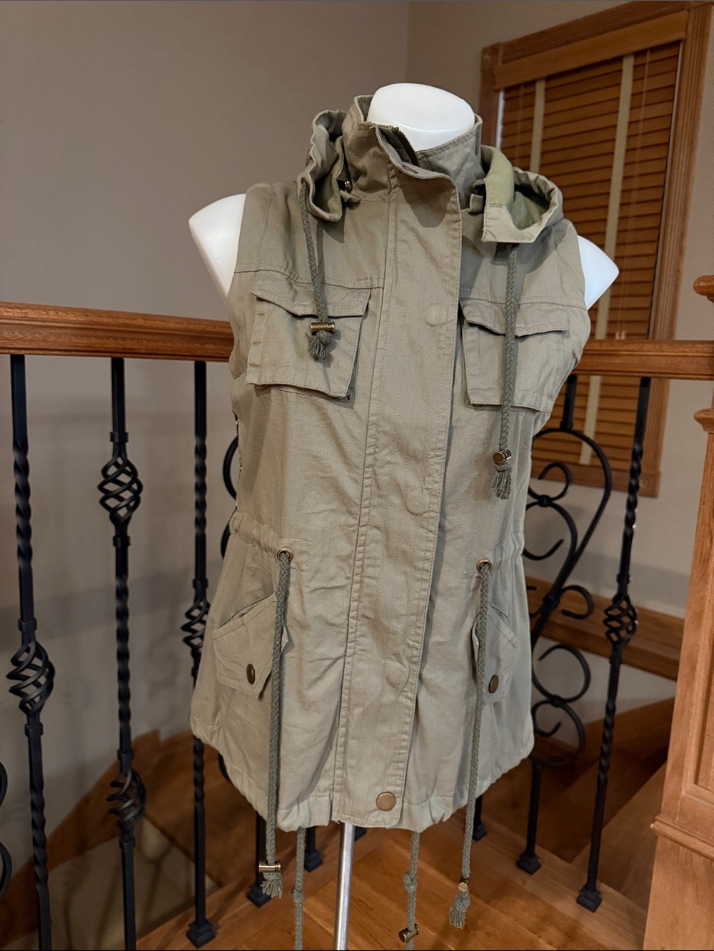 Fashionomics hooded vest